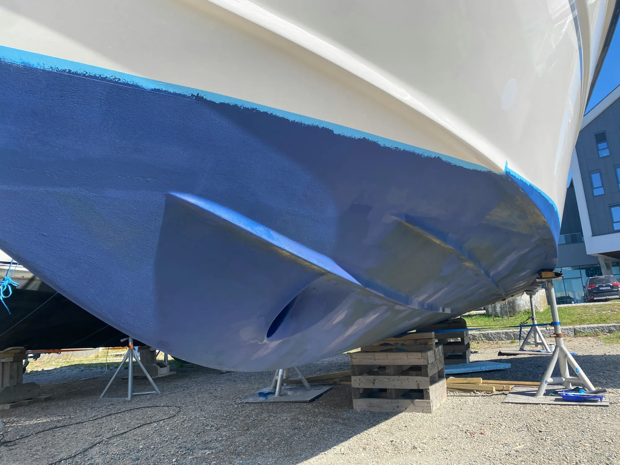 Coque d'un bateau bleue
