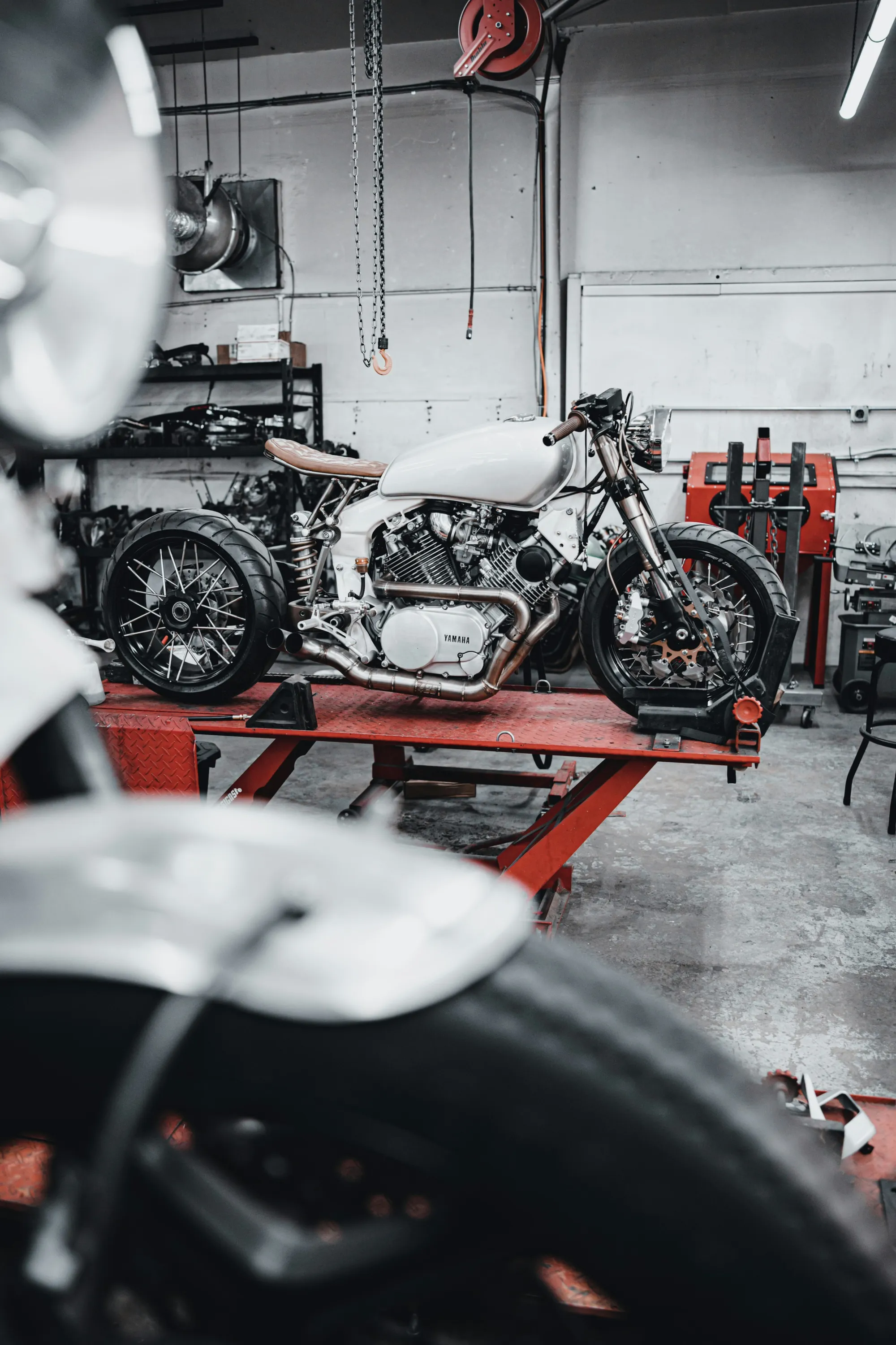 Photo d'une moto dans l'atelier