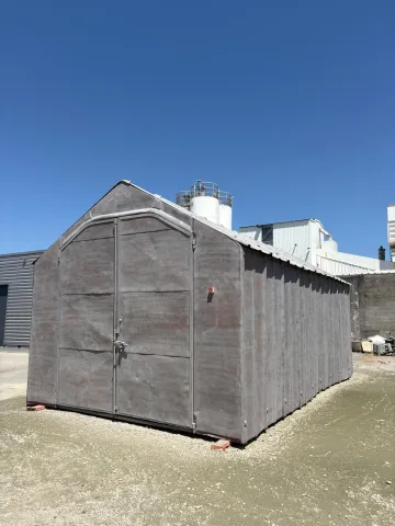 Cabane métallique décapée