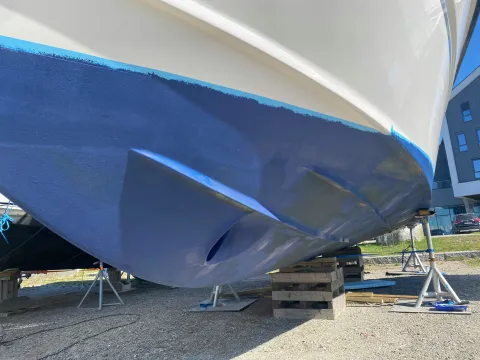 Coque d'un bateau bleue