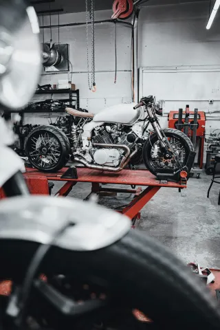 Photo d'une moto dans l'atelier